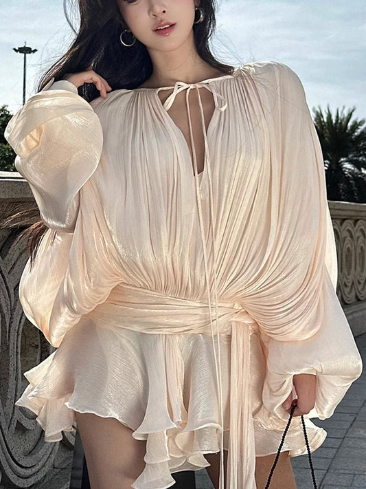 Sukienka boho z wiązaniem – luźny, falujący krój