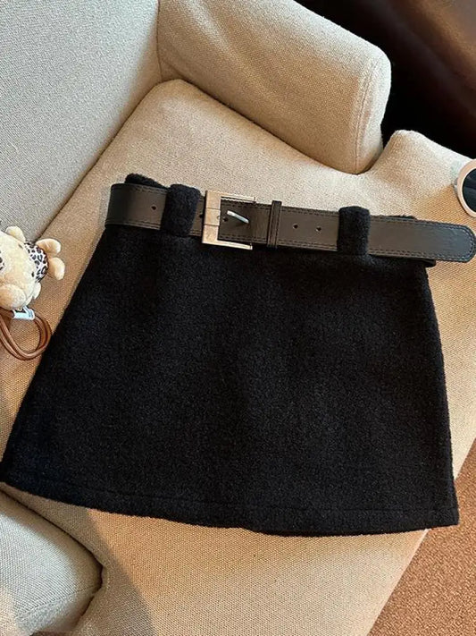 Elegancka czarno-biała spódniczka z wysokim stanem