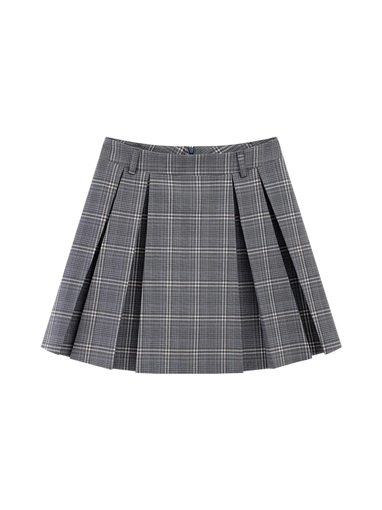 Krótka spódniczka w kratę – szkolny look