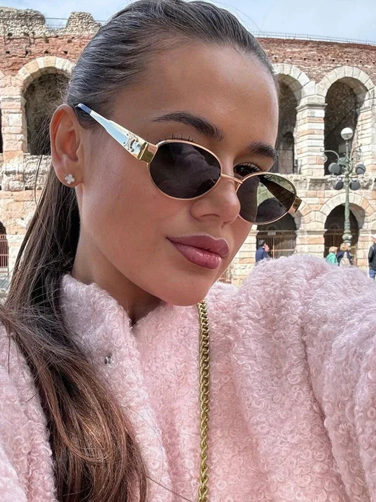 Różowa futrzana kurtka – krótka, z kołnierzem i kieszeniami