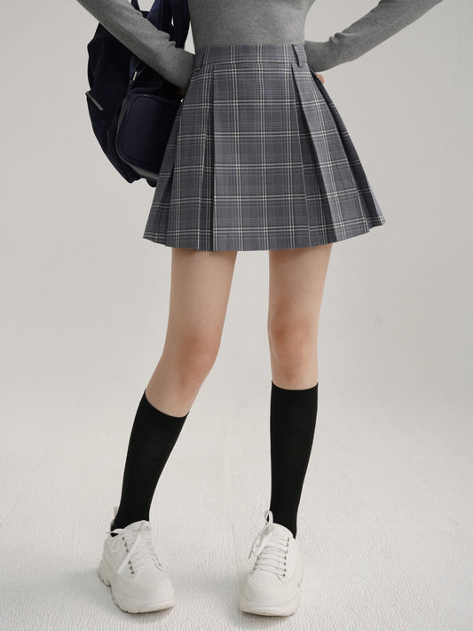 Krótka spódniczka w kratę – szkolny look