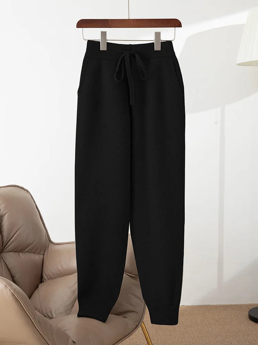 Ołówkowe spodnie z wełny merino – subtelny szyk