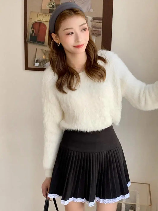 Koronkowa spódniczka mini na chłodne dni