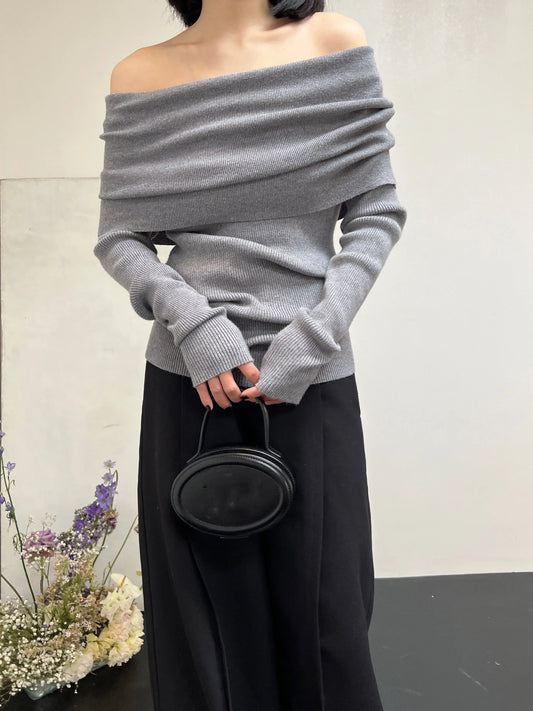 Sweter off-shoulder – elegancki vintage chic