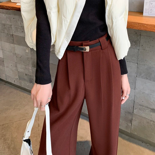 Spodnie wide-leg z paskiem – kobieca sylwetka