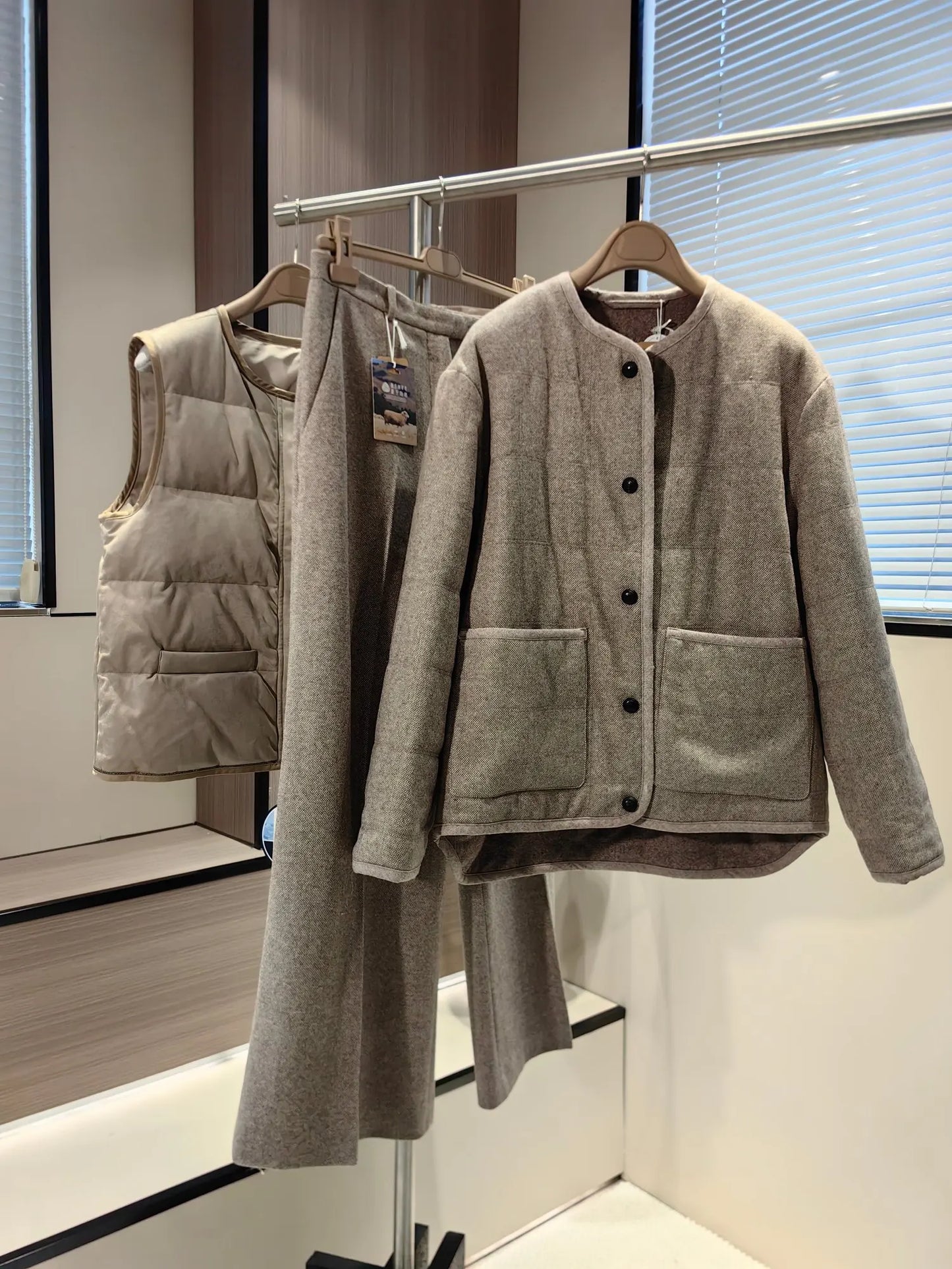 Wełniane spodnie casual – luźny krój na każdy dzień