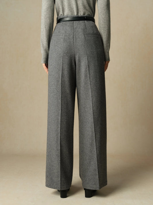 Czarne wełniane spodnie – proste, klasyczne, na zimę