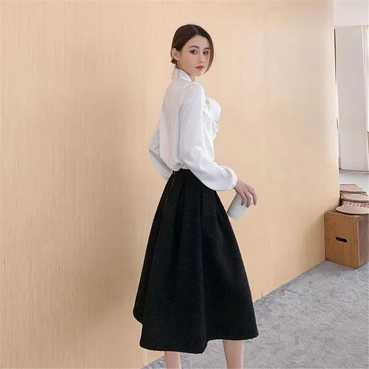 Czarna spódnica tweedowa – elegancja w pracy