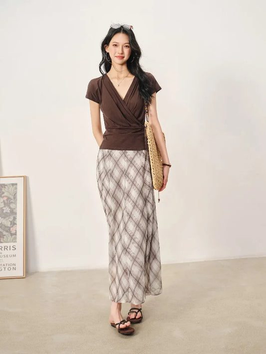 Dopasowany t-shirt V-neck – klasyk lata