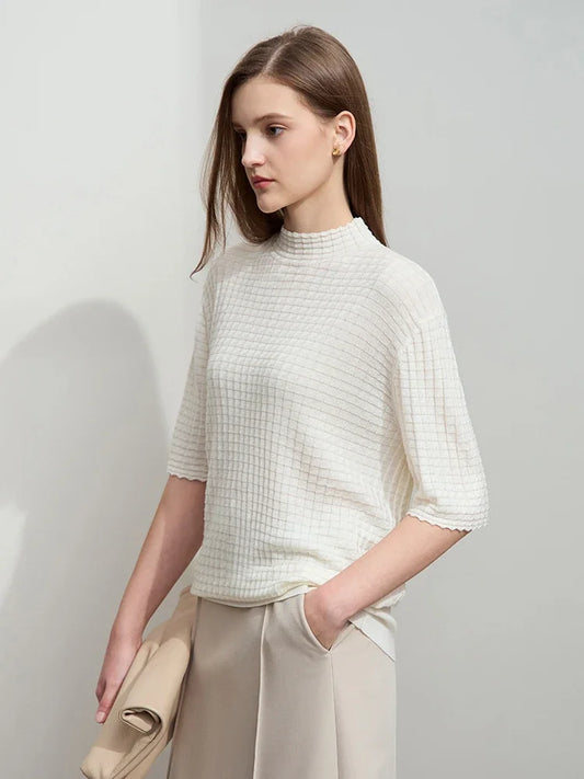 Sweter minimalistyczny z półgolfem – elegancki krój