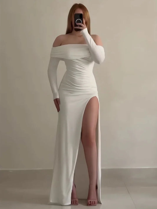 Sukienka bez rękawów z rozcięciem – letnia elegancja