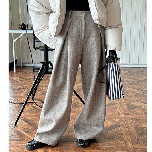 Spodnie w paski z domieszką wełny – lekki look na wiosnę