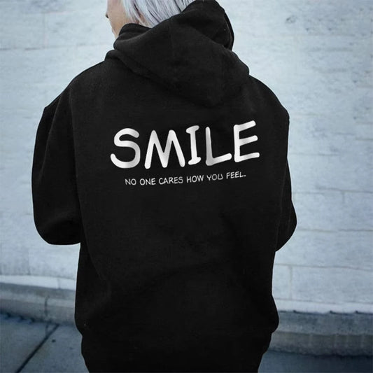 Bluza z napisem Smile No One Cares – streetwearowy luz