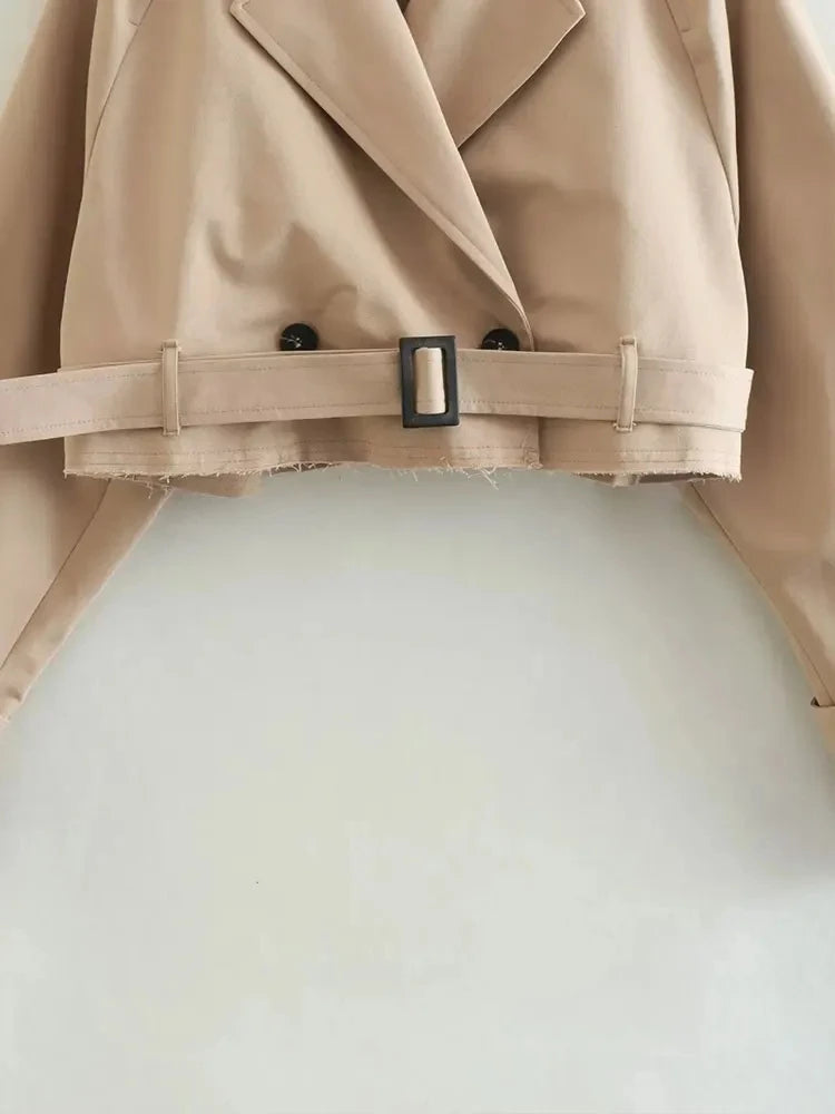 Cropped trench z paskiem – klasyk w nowoczesnym wydaniu