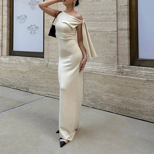 Sukienka maxi bez rękawów – dopasowana i seksowna