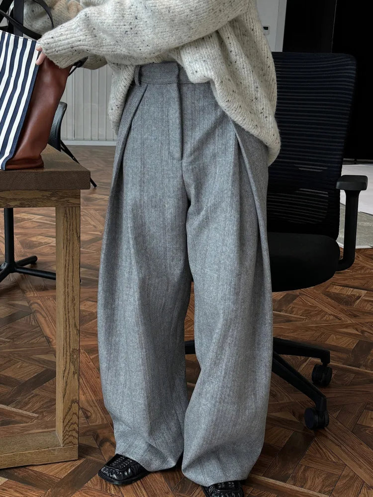 Spodnie garniturowe w paski – biurowa elegancja