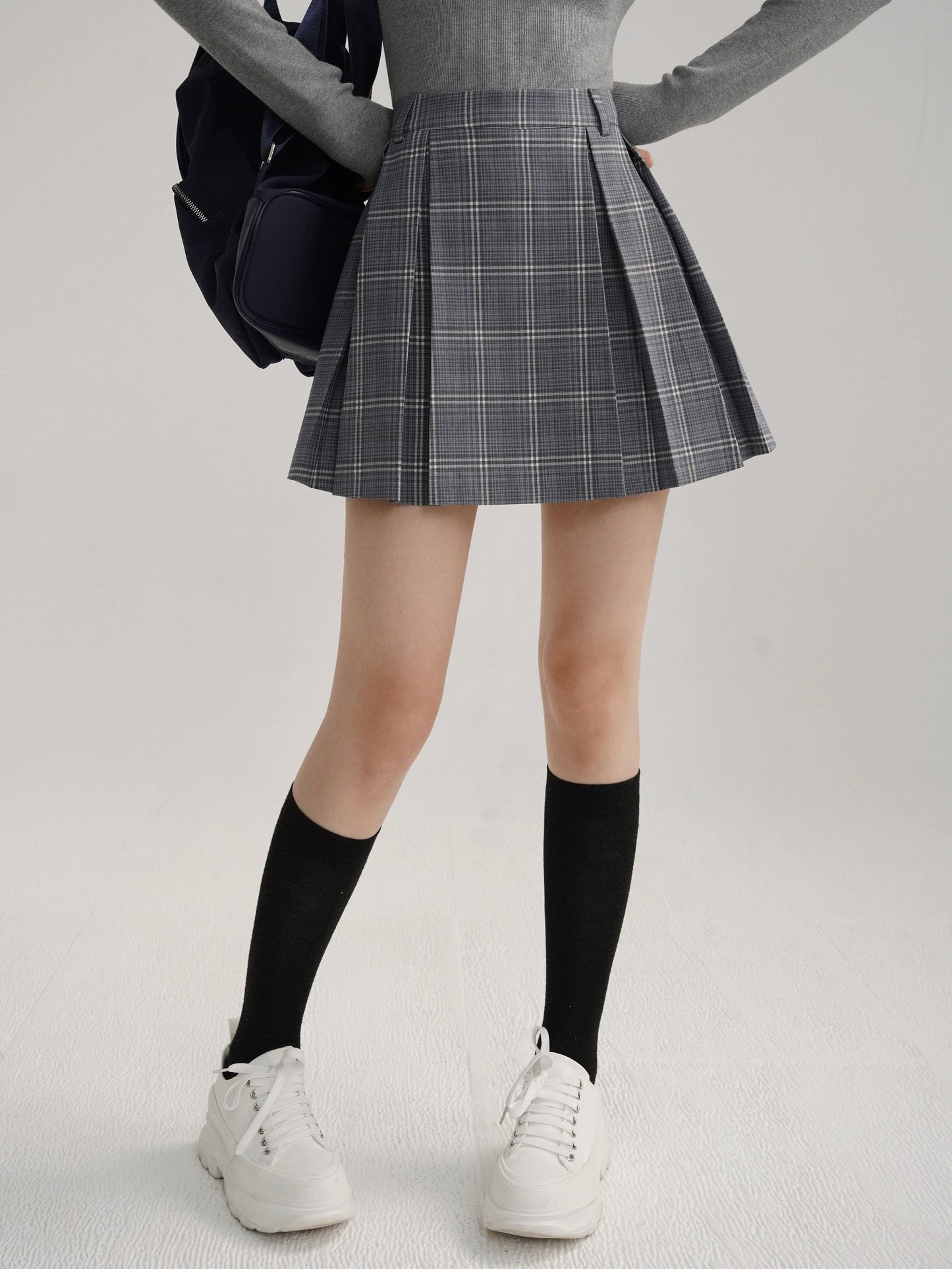 Krótka spódniczka w kratę – szkolny look