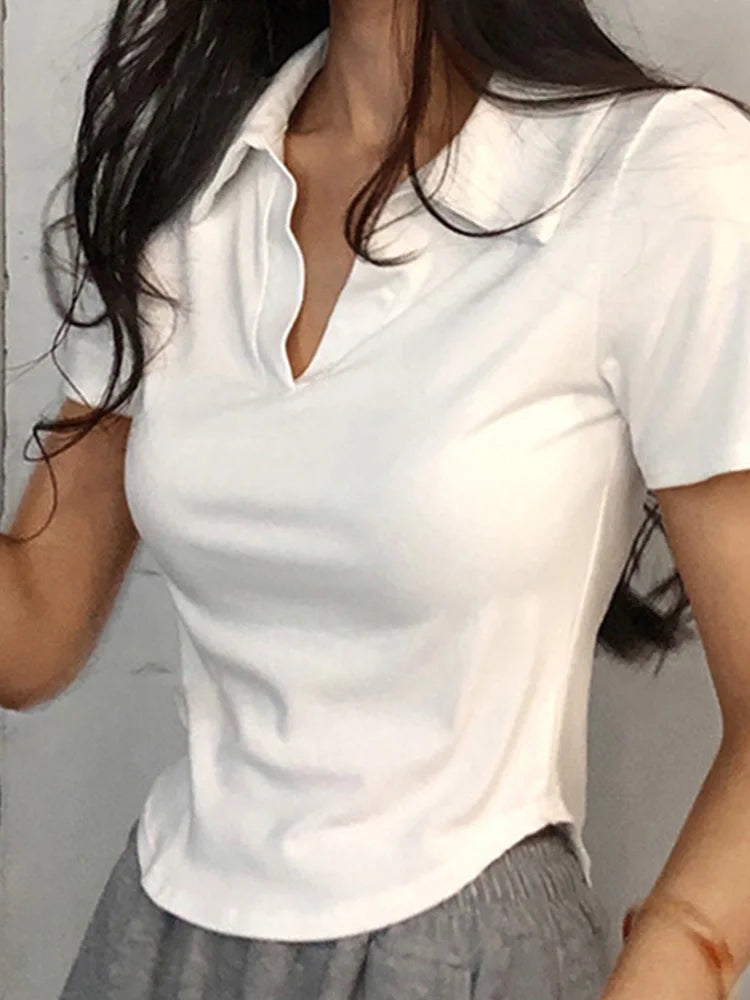 Krótki top V-neck – letni crop z kołnierzykiem