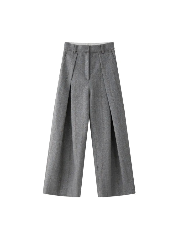 Spodnie garniturowe w paski – biurowa elegancja