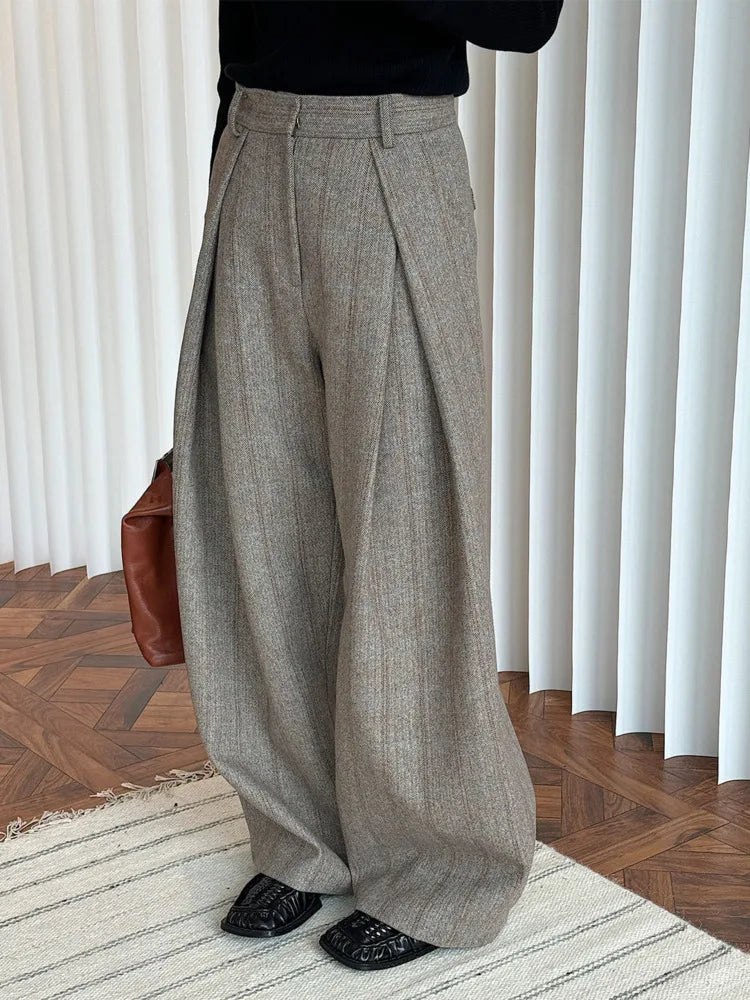 Spodnie garniturowe w paski – biurowa elegancja