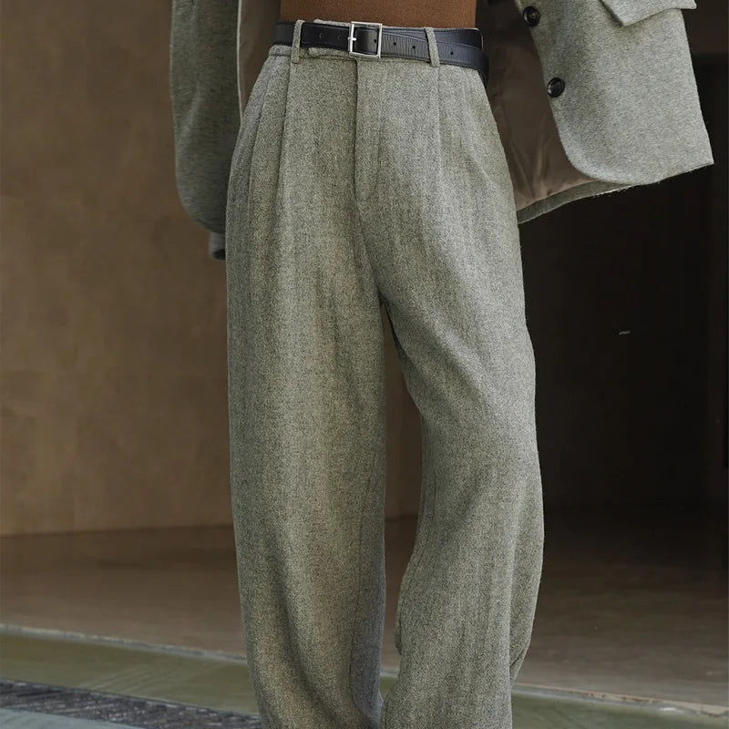 Klasyczne spodnie wełniane – prostota i wygoda