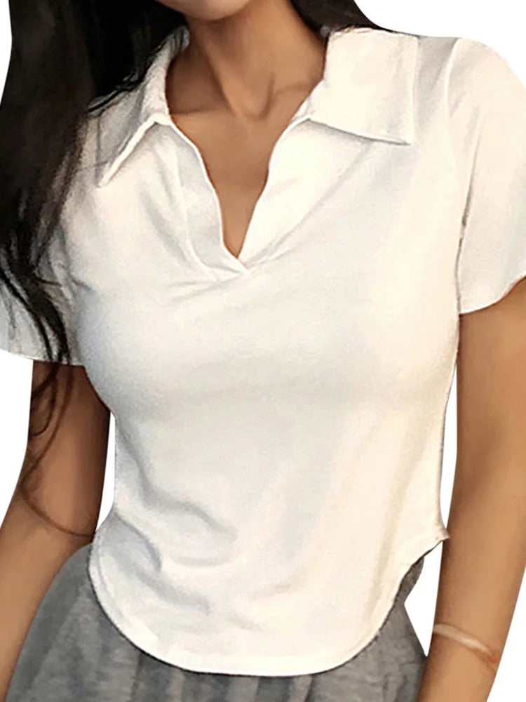 Krótki top V-neck – letni crop z kołnierzykiem