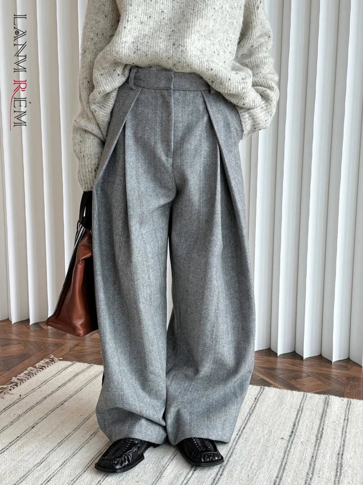 Spodnie garniturowe w paski – biurowa elegancja