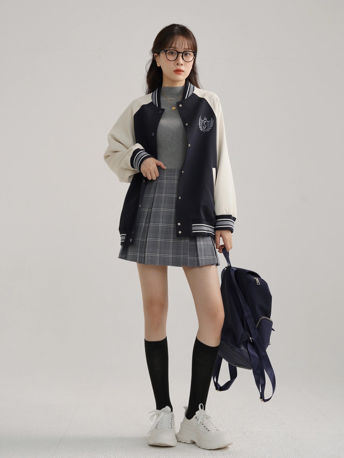 Krótka spódniczka w kratę – szkolny look