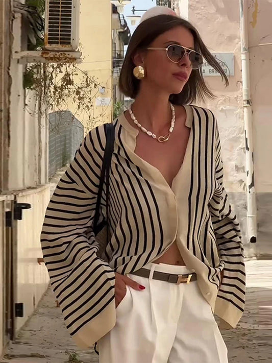 Koszula w paski z rozciętymi mankietami – vintage chic