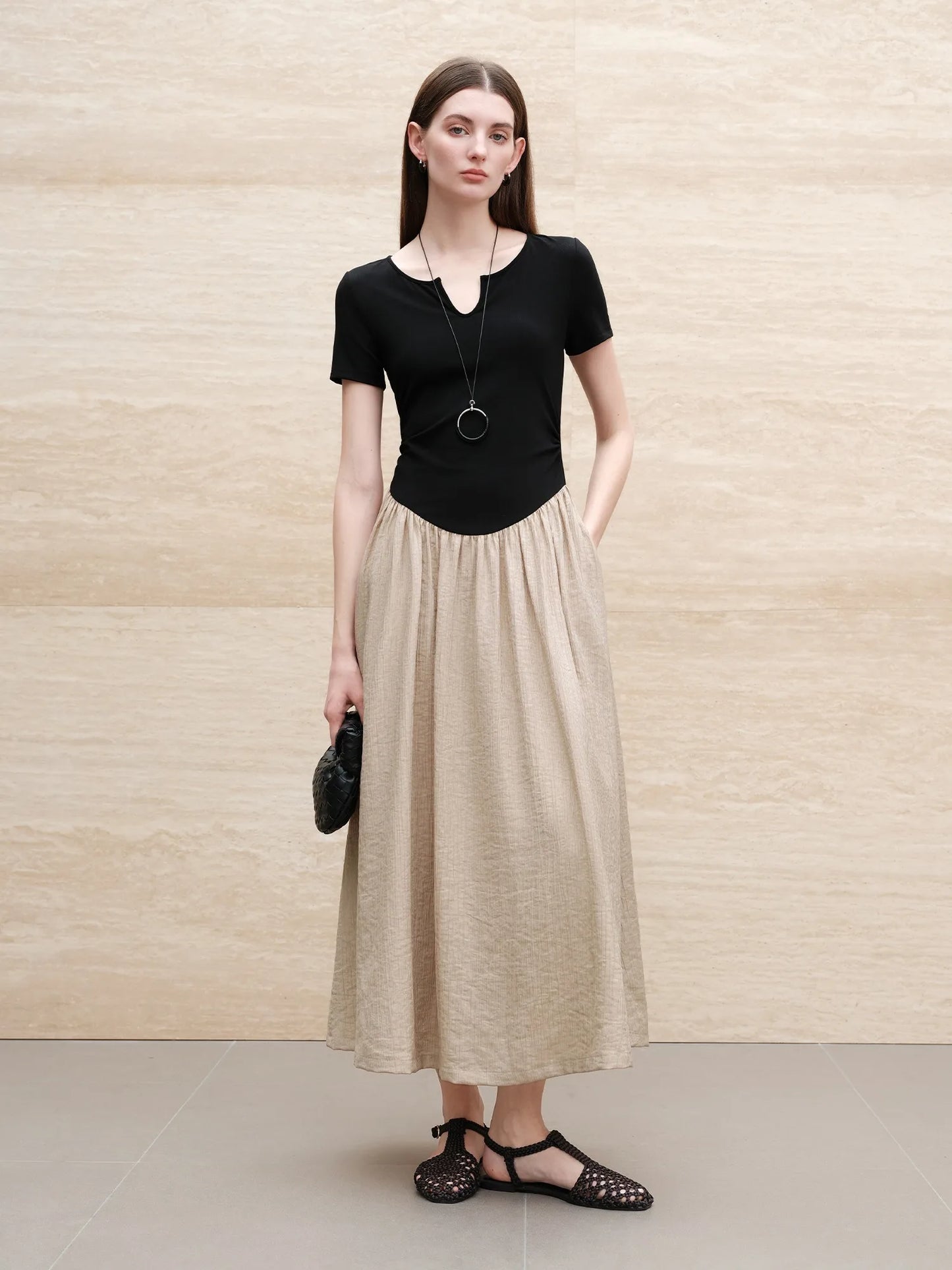 Sukienka z tencelu i wełny – lekka, dopasowana talia