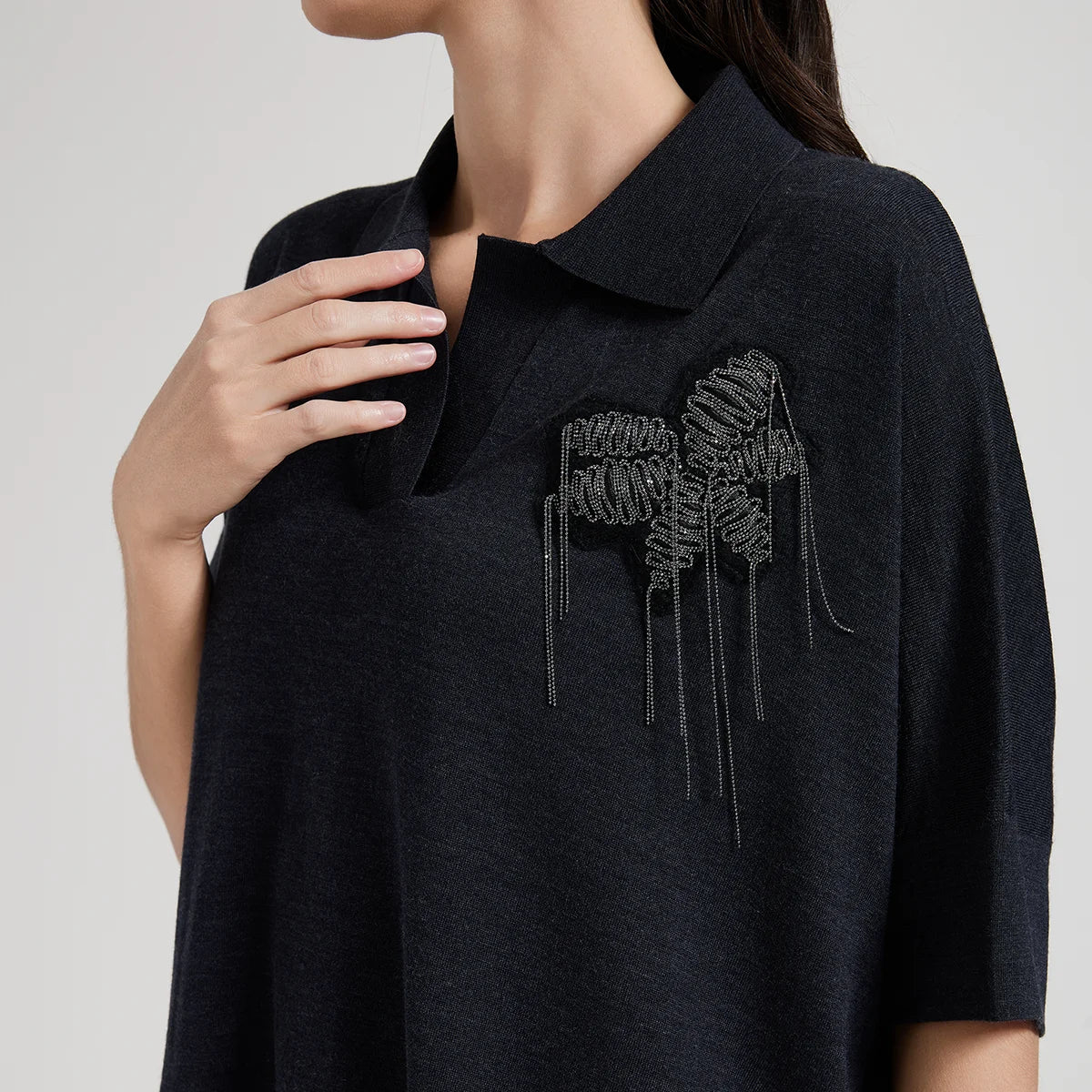 Sweter polo z haftem – wełna merino & jedwab