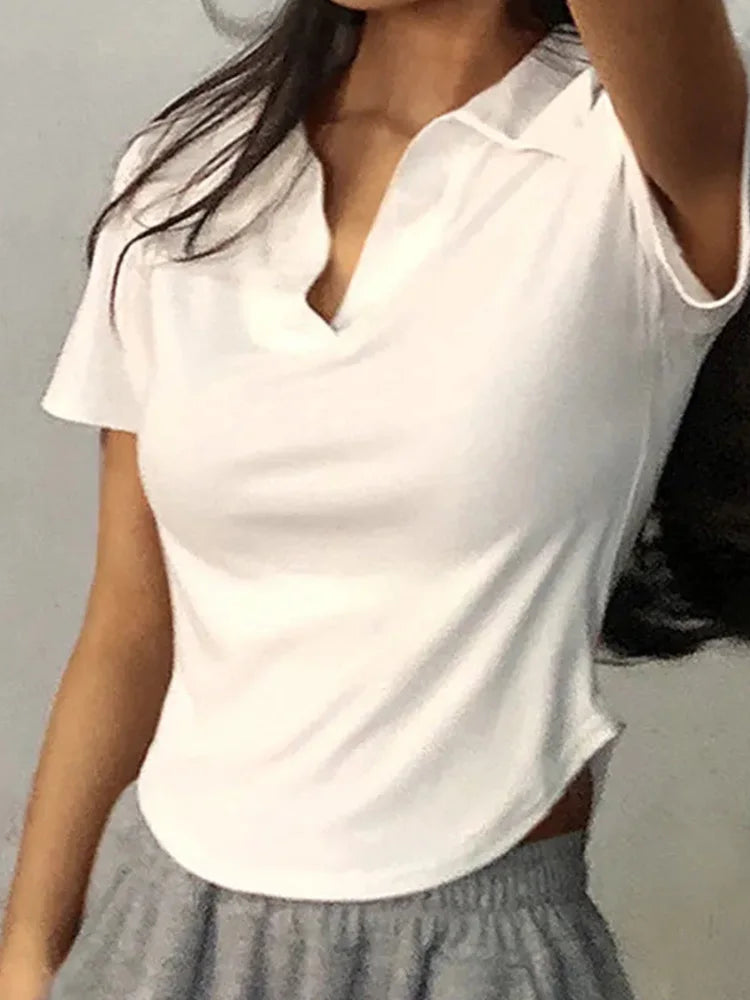 Krótki top V-neck – letni crop z kołnierzykiem