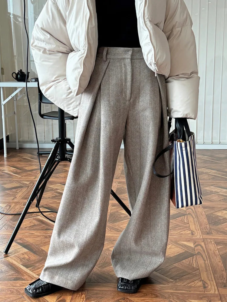 Spodnie garniturowe w paski – biurowa elegancja