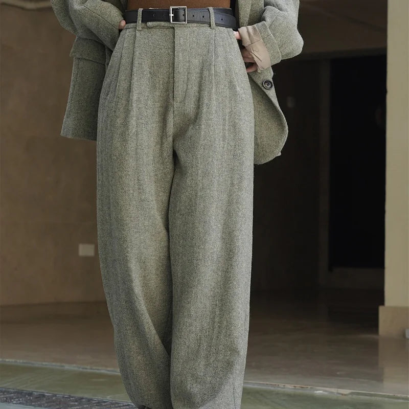 Klasyczne spodnie wełniane – prostota i wygoda