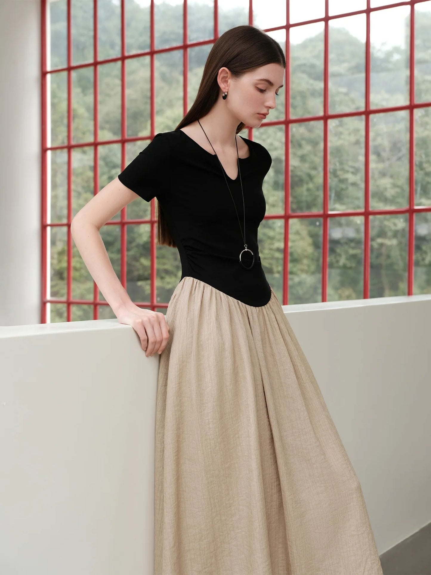 Sukienka z tencelu i wełny – lekka, dopasowana talia