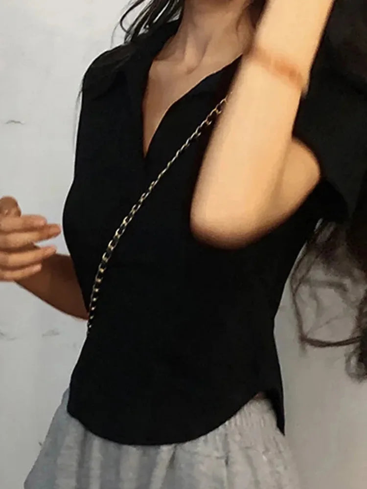 Krótki top V-neck – letni crop z kołnierzykiem