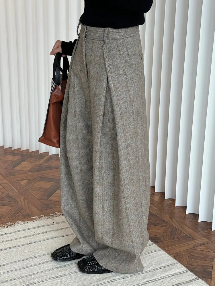 Spodnie garniturowe w paski – biurowa elegancja