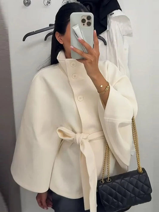 Długi trencz damski – klasyka zawsze w modzie