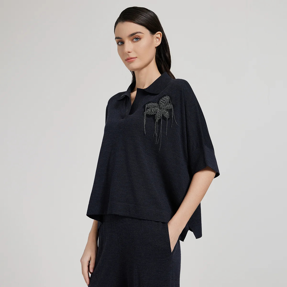 Sweter polo z haftem – wełna merino & jedwab