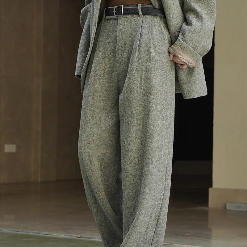 Klasyczne spodnie wełniane – prostota i wygoda